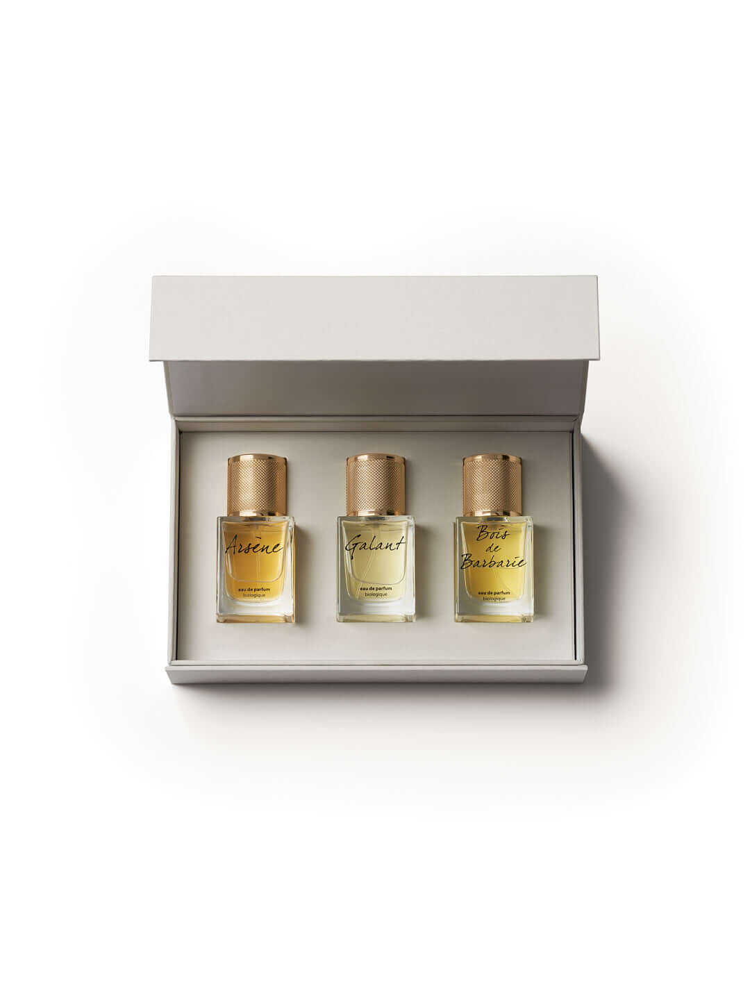 Le Coffret versatile de 3 Parfums à 30 ML est pensé pour l’homme contemporain qui aime changer de parfum au gré de son humeur, des saisons ou des occasions. Selectionnez celui qui vous correspondra le plus.