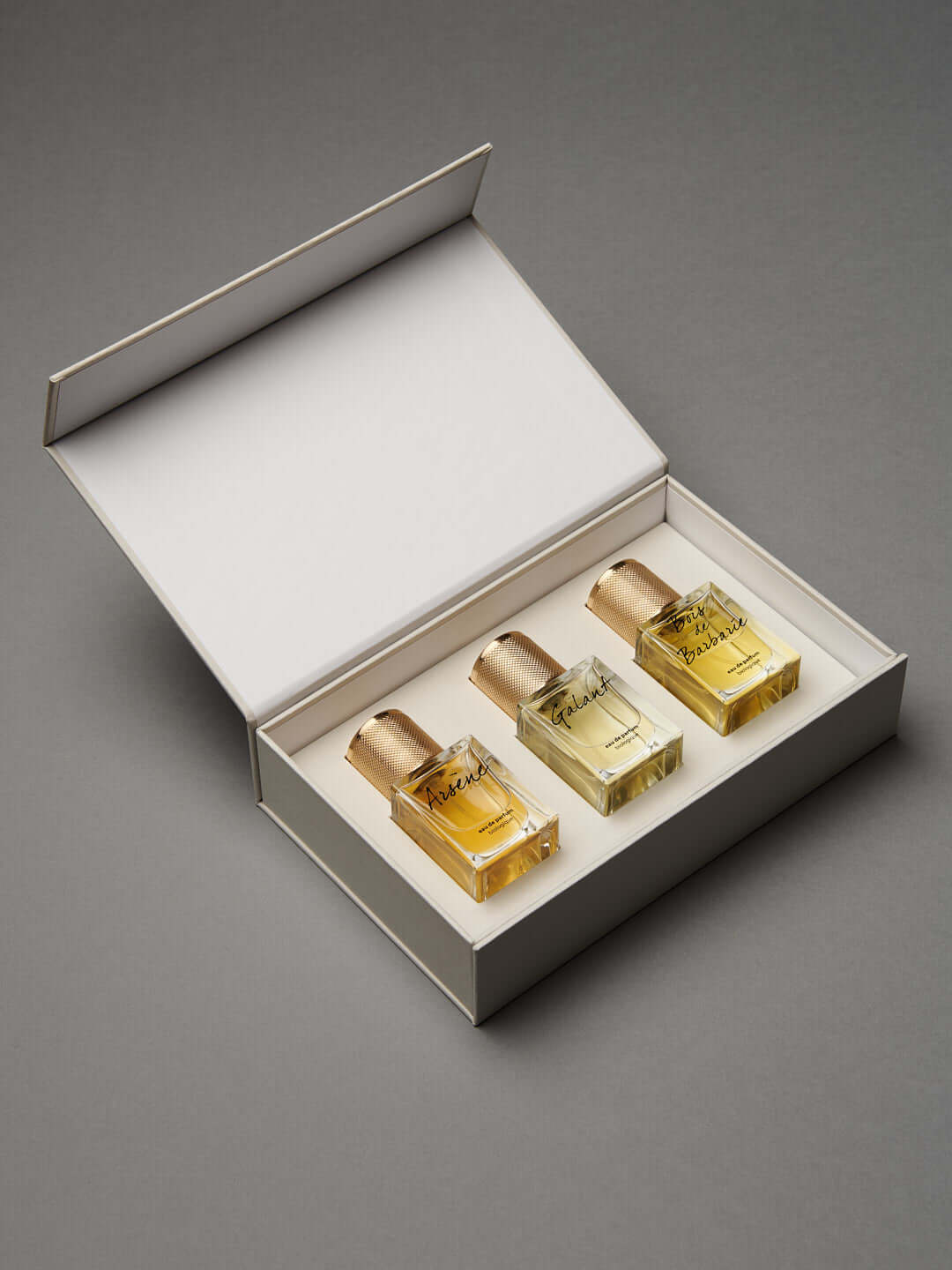 Le Coffret versatile de 3 Parfums à 30 ML est pensé pour l’homme contemporain qui aime changer de parfum au gré de son humeur, des saisons ou des occasions. Selectionnez celui qui vous correspondra le plus.