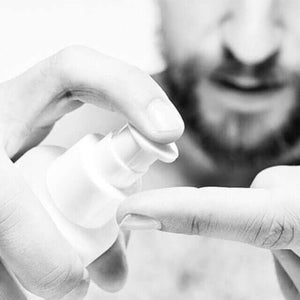 Comment utiliser le Nettoyant Visage & Mousse - application par un homme barbu sur son doigt