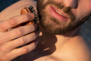 Comment utiliser une brosse à barbe - démonstration par un modèle barbu
