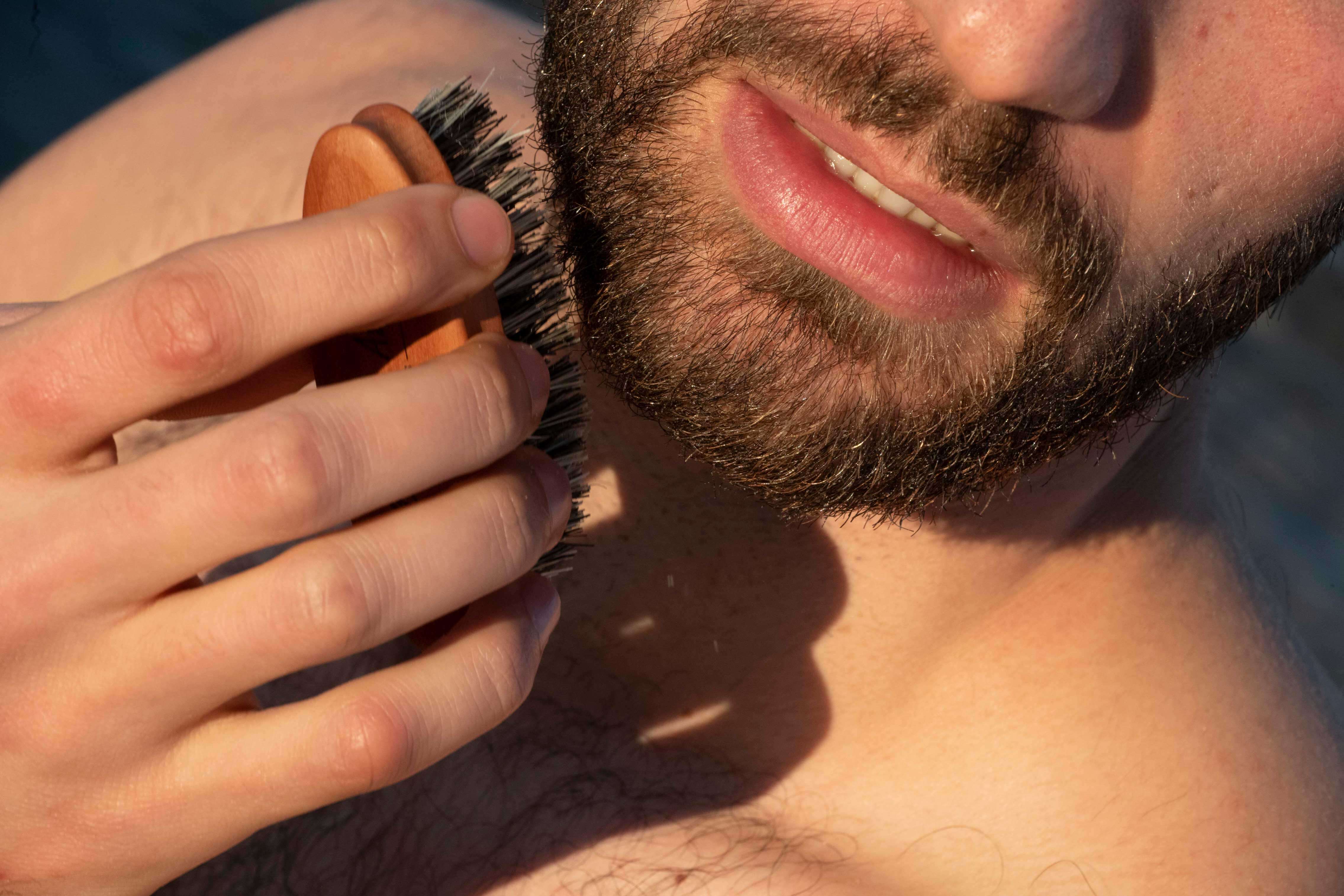 Comment utiliser la Brosse à Barbe - démonstration par un modèle barbu